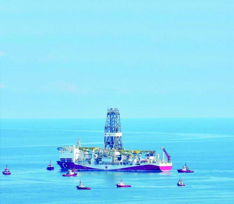 <p>Küresel enerji sektörüne hakim dünya enerji devlerinden birinin Türkiye'nin kapısını çalarak mevcut keşfin piyasa değerinin yarısını Türkiye'ye nakit verme teklifinde bulunduğu öğrenildi. Bu paranın karşılığında ise bundan sonraki süreçte Karadeniz'de Türkiye ile birlikte tüm arama, çıkarma ve doğalgazı dünya piyasasına satma operasyonlarını birlikte yapma teklifinde bulunduğu ifade edildi.</p>

