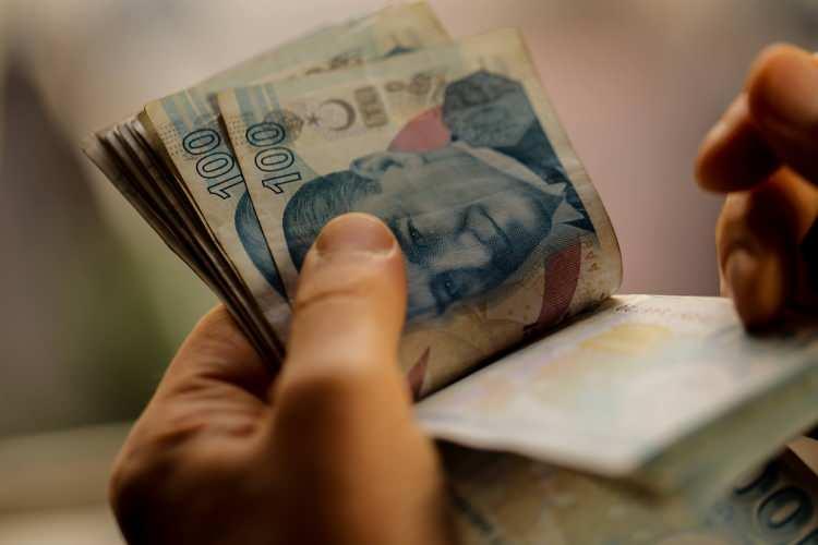 <p>Yaşa takılanlara EYT düzenlemesiyle emekli aylığının yanı sıra promosyon, bayram ikramiyesi ve emlak vergisi muafiyetinin de yolu açılacak. </p>
<p> </p>