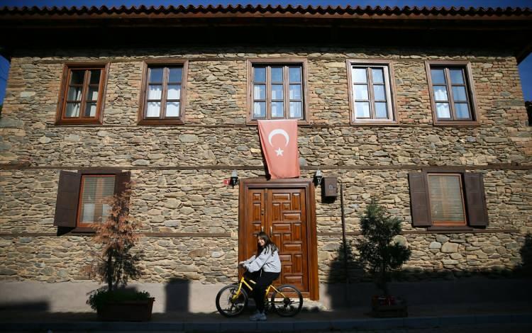 <p><strong>Şener, yörenin tarihiyle ilgili şu bilgileri paylaştı:</strong></p>
<p>"Birgi 1308 yılında Aydınoğlu Mehmet Bey tarafından fethediliyor ve ondan sonra Aydınoğlu Mehmet Bey Cami inşa ediliyor. Birgi'nin gerek turizm yönüyle, gerek ekonomik yönüyle güçlü olduğu bir dönem beylikler dönemi. İzmir, Aydın ve Manisa o ticari güçlülüğün içinde buradan yönetiliyor. O yönüyle Aydınoğlu Beyliği'nin başkentliğini yaptığı dönemden sonra 1426'ya kadar önemini devam ettirerek koruyor. 1426'da Osmanlı İmparatorluğu'na katılan son beylik. </p>