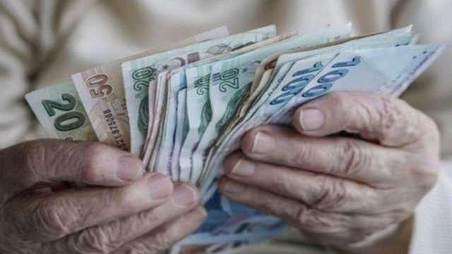 <p>2000 sonrası SSK ile BAĞ-KUR'luların kök aylıkları temmuz ayında, bu yılın ocak - haziran döneminde gerçekleşecek enflasyon oranında artırılacak. Artırılan tutar 5.500 TL'nin altında kalırsa aynı aylığı almaya devam edecekler. Artırılan tutar 5.500 TL'yi geçerse, geçen tutar üzerinden ödeme yapılacak.</p>