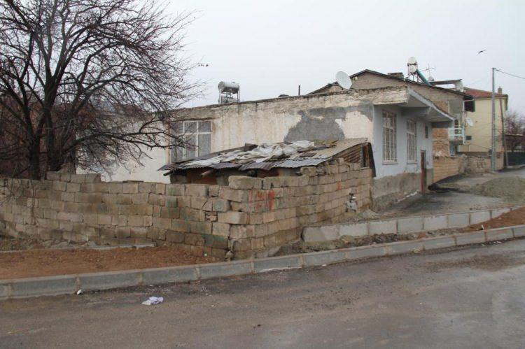 <p>Aksuoğlu, "Bir gün annemle otururken kapı çaldı, adamın biri yolun buradan geçip geçmediğini sordu. Biz de kendi aramızda biraz güldük. Geçenlerde de şoförün birisi yolun devam ettiğini düşünerek bahçe duvarına çarpmıştı. Buranın bir an önce yapılması hepimiz için hayırlı olur. Görüntü hiç güzel değil.</p>