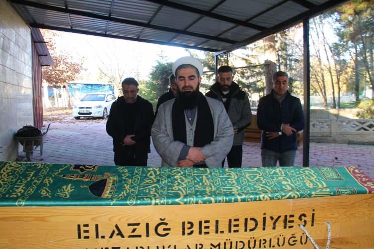 <p>Bunun üzerine morgdan alınan cenaze, Elazığ'daki kimsesizler mezarlığına defnedilmek üzere yola çıkarıldı. Asri mezarlıktaki camiye getirilen çocuğun cenaze namazı, mezarlık çalışanları tarafından kılındı.</p>