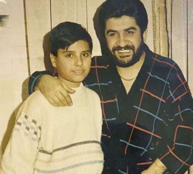 <p><span style="color:#B22222"><strong>Sene 1989 13 yaşındayım...Kasetlerini dinleyip her şarkısını ezberlediğim iki ustadan birisidir Burhan Çaçan...Çakıl Gazinosu'nda sahnesi var ve annem babam beni oraya götüreceklerini söylediklerinde heyecandan uyuyamamıştım günlerce...Burhan Çaçan'ı canlı görecektim, onunla sohbet edip belki sesimi bile dinletecektim...</strong></span></p>