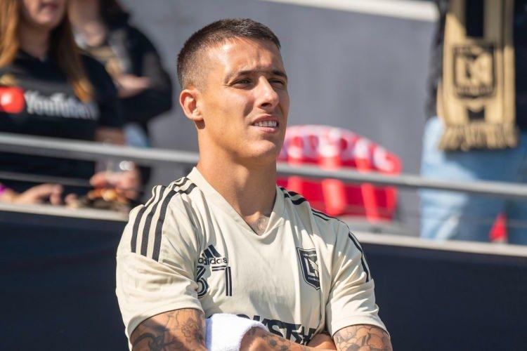 <p>Cristian Tello / Sol Kanat<br />
<br />
<strong>Yaş:</strong> 31 <br />
<br />
<strong>Piyasa Değeri: </strong>3 Milyon Euro<br />
<br />
<strong>Son Oynadığı Takım: </strong>Los Angelas FC</p>
