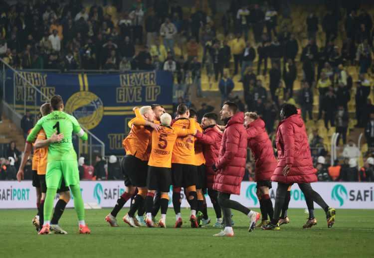 <p>Galatasaray'ın Kadıköy'de Fenerbahçe'yi 3-0 mağlup ettiği dev derbi dış basında geniş yer buldu. Sarı-kırmızılılarda Mauro Icardi ve Sergio Oliveira'nın performansından övgüyle bahseden Avrupa basını, 'Küçük düşürdü' yorumunda bulundu.</p>
