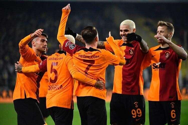 <p>Fransız basınından L'Equipe, Fenerbahçe - Galatasaray derbisinin ardından şu ifadelere yer verdi: "Bu pazar günü oynanan İstanbul derbisinde Galatasaray, Fenerbahçe'yi 3-0 yendi ve rakibiyle arasındaki farkı dörde yükseltti. PSG'den kiralanan Arjantinli golcü Mauro Icardi maça girdikten iki dakika sonra Kerem Aktürkoğlu'na asist yaptı. Icardi, 90+11'de attığı klas golle skoru belirledi: 3-0."</p>
