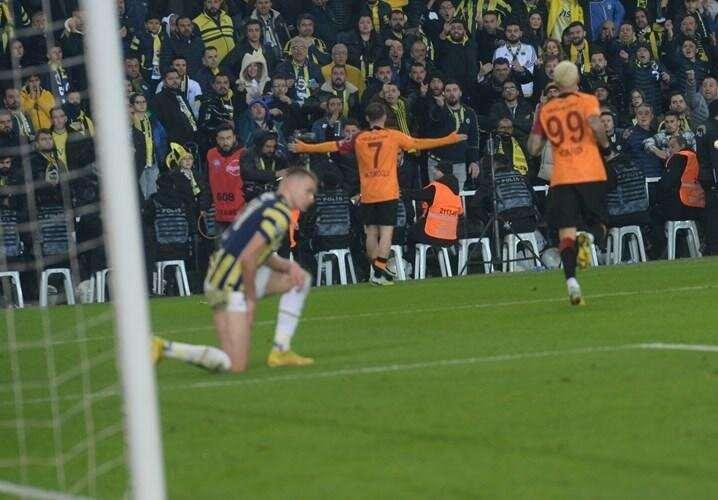 <p>Portekiz basınından A Bola, Sergio Oliveira'nın dev derbideki performansından övgüyle bahsetti. A Bola'da yer alan haberde, "İstanbul derbisinde Sergio Oliveira, Jorge Jesus'u yıktı" başlığı atıldı.</p>