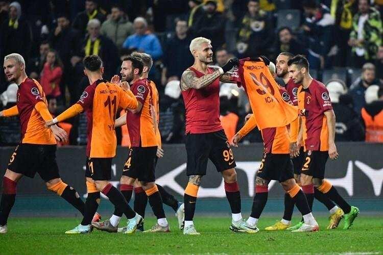 <p>West Observer'ın haberinde de Galatasaray'ın liderliğini perçinlediğinden bahsedildi: "Kadıköy'de oynanan mücadelede Fenerbahçe'den daha iyi bir futbol ortaya koyan Galatasaray maçı 3-0 kazandı ve liderliğini perçinledi."</p>