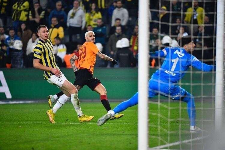 <p>Portekiz basınından O Jogo'nun haberinde ise, "Jorge Jesus'lu Fenerbahçe evinde Sergio Oliveira'lı Galatasaray'a karşı dağıldı" ifadeleri kullanıldı.</p>