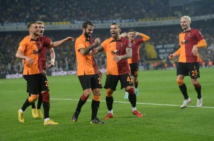 <p>Mais Futebol'un haberinde Sergio Oliveira'nın performansına vurgu yapıldı. Dev derbiyle ilgili, "Sergio Oliveira'nın gol perdesini açtığı maçta lider Galatasaray, İstanbul derbisinde ikinci sıradaki Jorge Jesus'lu Fenerbahçe'yi 3-0 mağlup etti ve puan farkını açtı" denildi.</p>
