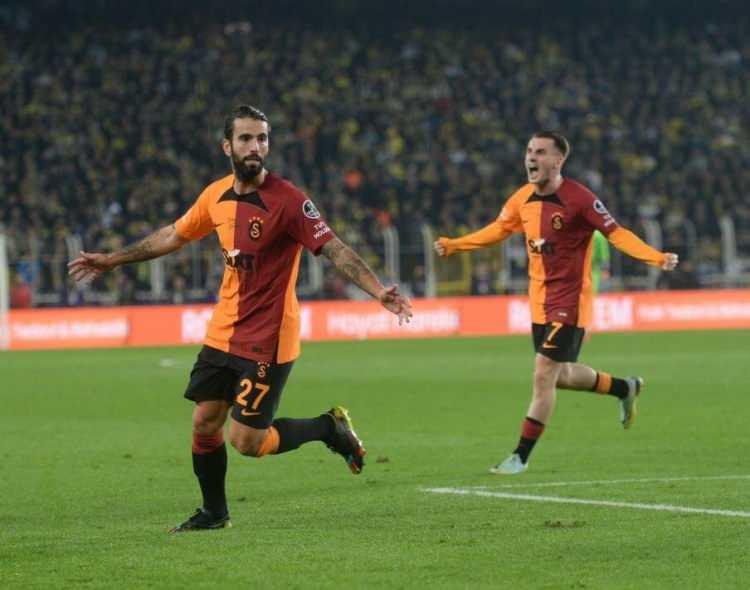 <p>Polskie Radio'da yer alan haberde de Galatasaray'ın liderliğinin altı çizildi: "Galatasaray, Fenerbahçe'yi 3-0 mağlup etti. Aslanlar, İstanbul derbisinde hakimiyetlerini teyit ederek lider konumlarını güçlendirdi."</p>