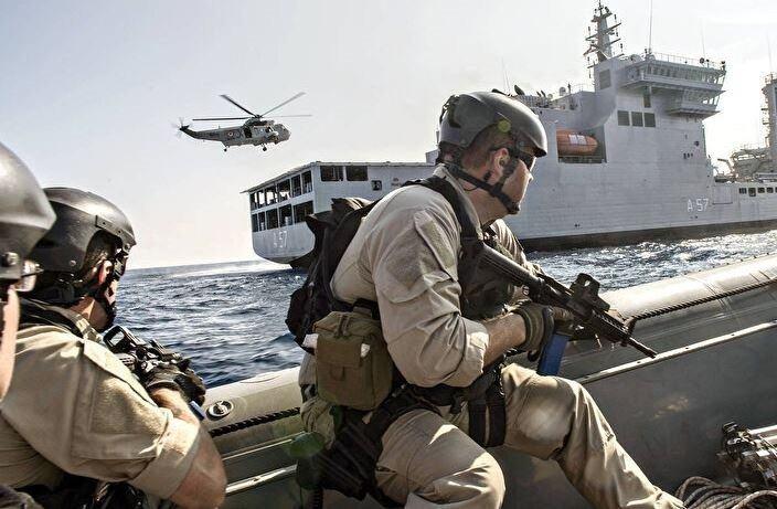 <p>EN ÇOK ABD ASKERİNİN KONUŞLANDIĞI ÜLKE</p>
<p>Japonya'da "US Forces in Japan" (USFJ) adıyla ABD Hint-Pasifik Kuvvetlerine (INDOPACOM) bağlı hizmet veren askeri birimin yaklaşık 55 bin personeli bulunuyor.</p>
<p>20 bin 300 donanma, 12 bin hava ve 2 bin 600 piyade birliklerine tabi asker, Tokyo'nun 30 kilometre batısındaki batısında 7 kilometrekarelik Yokota Hava Üssü merkezli çalışıyor.</p>