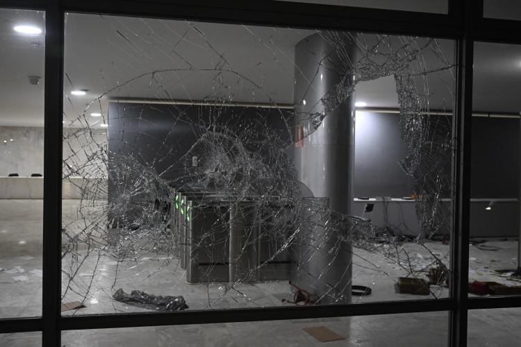 <p>Polisin yoğun gazlı müdahalesi sonucu göstericiler bu binalardan çıkarıldı. </p>
<p> </p>