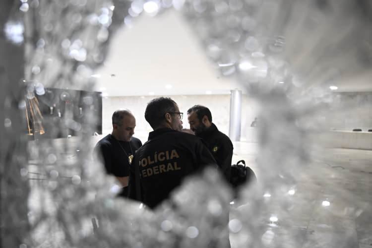<p>Devlet Başkanı Luiz İnacio Lula da Silva'nın, protestocuları Bolsonaro'nun tahrik ettiği yönündeki sözlerine de cevap veren Bolsonaro, Lula'nın "temelsiz suçlamalarda" bulunduğunu savundu.</p>
<p>Bolsonaro, "Görevim boyunca her zaman Anayasa'nın dört satırına bağlı kaldım ve yasaları, demokrasiyi, şeffaflığı ve kutsal özgürlüğümüzü savundum." ifadesine yer verdi.</p>