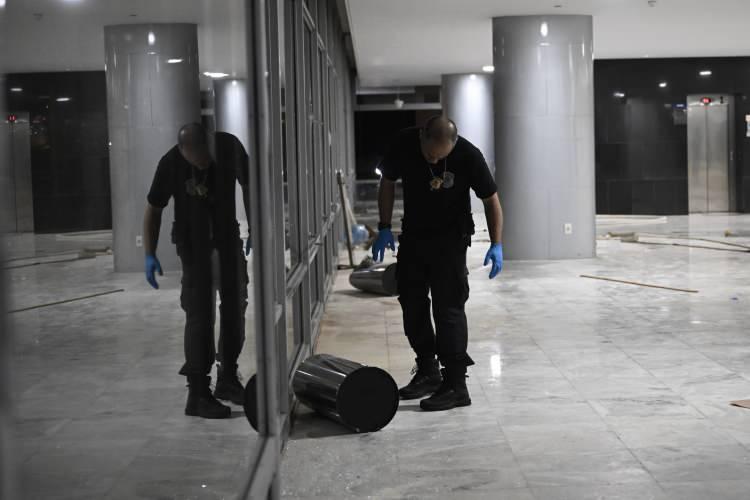 <p>Lula'nın devlet başkanlığı yemin törenine 2 gün kala, 30 Aralık 2022'de ABD'nin Florida eyaletine giden aşırı sağcı Bolsonaro, seçim yenilgisini henüz açıkça kabul etmemişti.</p>

<p>Devlet Başkanlığı, Yüksek Mahkeme ve Kongre'yi işgal edenlerin "teşvik edildiğini" belirten Lula, "Bunu yapanlar kanunun gücüyle cezalandırılacak. Henüz hükümeti kurarken pazar gününün sessizliğinden faydalandılar. Eski Cumhurbaşkanı'nın (Bolsonaro) birkaç konuşmasının buna yol açtığı biliniyor. Bu da onun ve onu destekleyen sempatizanlarının sorumluluğudur." ifadelerini kullanmıştı.</p>
