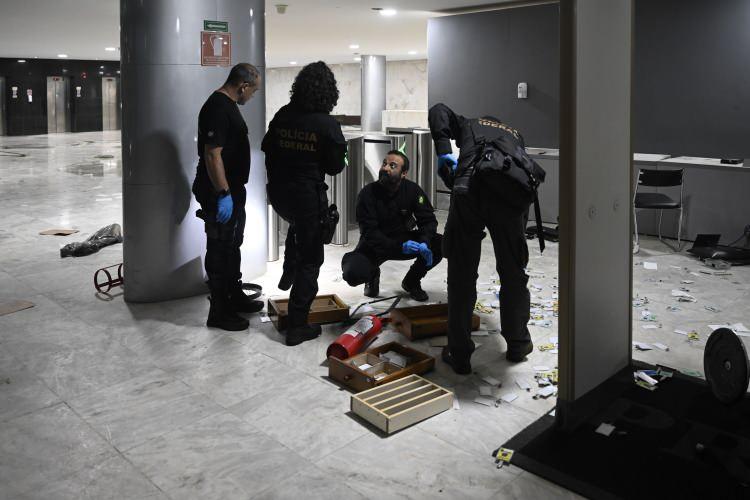 <p><strong>VALİ 90 GÜNLÜĞÜNE GÖREVDEN ALINDI</strong></p>
<p>Brezilya'da Yüksek Mahkeme, eski Devlet Başkanı Jair Bolsonaro destekçilerinin Ulusal Kongre'ye baskınından sonra Brasilia Federal Bölgesi Valisini "90 gün süreyle" görevden aldı.</p>
<p>Bolsonaro'nun müttefiki olarak bilinen Federal Bölge Güvenlik Bakanı Anderson Torres'in görevinden azledilmesinin ardından Vali Ibaneis Rocha da 90 gün süreyle görevinden alındı.</p>