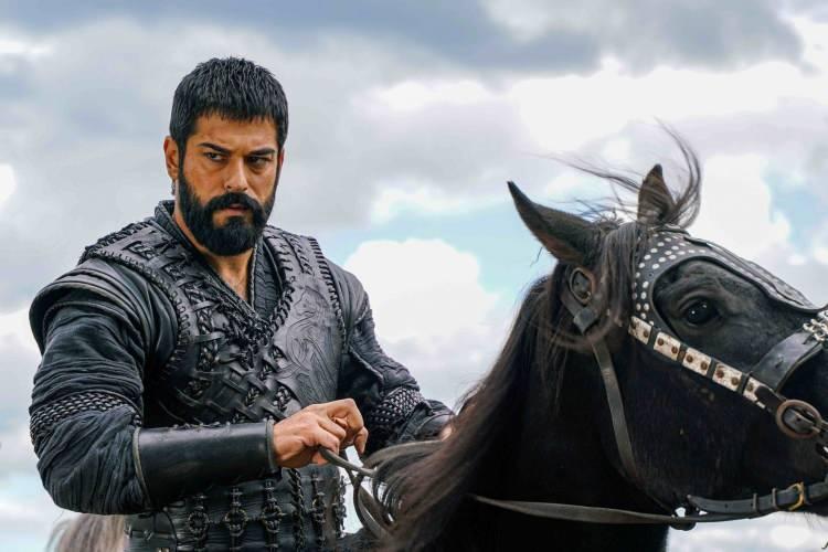 <p><strong><span style="color:#000000">Meslektaşı Fahriye Evcen ile evli olan Özçivit hem tek hem de eşiyle oynayacağı reklam filmleri için 1 milyon dolar istiyor. Birçok projede yer alan yakışıklı oyuncu, kazancını da gayrimenkule yatırıyor. </span></strong></p>