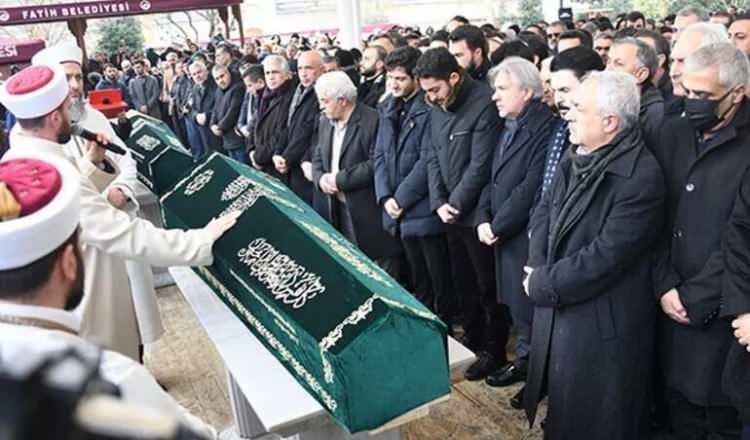 <p><span style="color:#000000"><strong>Vefat haberiyle sanat dünyasını yasa boğan usta sanatçıya veda etmek isteyen sevenleri Fatih Camii'nde düzenlenen cenaze törenine akın etti. </strong></span></p>