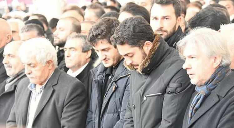 <p><span style="color:#000000"><strong>Ahmet Sel&ccedil;uk İlkan, Ferman Toprak ve Selami Şahin gibi &uuml;nl&uuml; sanat&ccedil;ıların da katıldığı cenaze t&ouml;renindeki kalabalık nedeniyle cami avlusu adeta doldu taştı.&nbsp;</strong></span></p>
