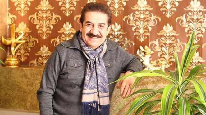 <p><span style="color:#000000"><strong>Burhan Çaçan yeri geldiğinde veya sorulduğunda, "Kürdüm, Ağrılıyım, ağa çocuğuyum, Bitlislilerin eniştesiyim" derdi.</strong></span></p>
