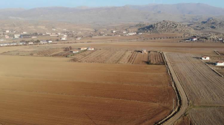 <p><strong>"Geçen sene 6'ıncı aydan beri rahmet yok"</strong></p>

<p>Uzun süredir yağışların olmamasından kurak geçtiğini belirten Doğan, "Çiftçide olmayınca şehirde her şey pahalı olur. Neden pahalı olur? Olmayan şey pahalı olur. Allah'ın rahmetini bereketini bekliyoruz.</p>
