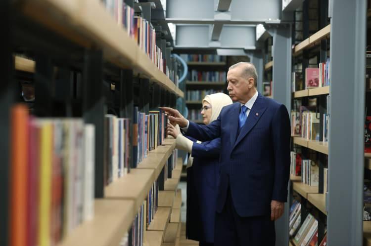 <p>Cumhurbaşkanı Erdoğan, açılış öncesi eşi Emine Erdoğan ile birlikte Rami Kütüphanesi'ni gezdi. </p>
