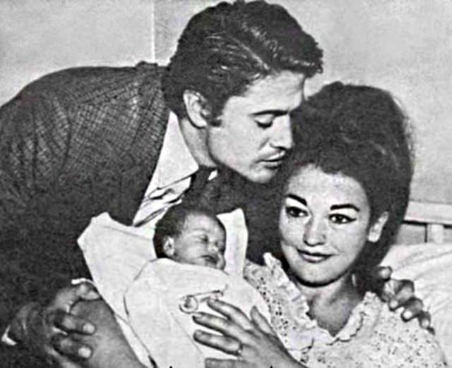 <p><span style="color:#000000"><strong>Güler Mocan'la 2 yıl süren evliliğinin ardından bir daha çocuğunu hiç görmeyen Arkın'ın 1968 yılında kızına bir mektup yazdığı ortaya çıkmıştı. </strong></span></p>