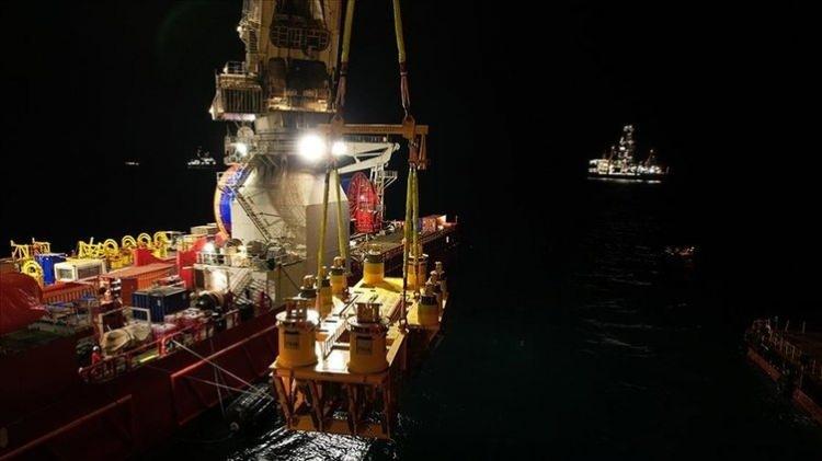 <p>270 ton ağırlığında olan ve yaklaşık 5,5 metre yüksekliğinde, 8,5 metre genişliğinde ve 18,2 metre uzunluğundaki dev ekipman yoğun bir çalışmayla yaklaşık 23 saat içinde deniz tabanına yerleştirildi.</p>

<p> </p>
