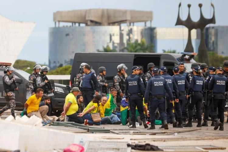 <p>Polisin yoğun güvenlik önlemi ve olaylara karışan göstericilerin gözaltına alınmasının ise sürdüğü belirtildi.</p>
