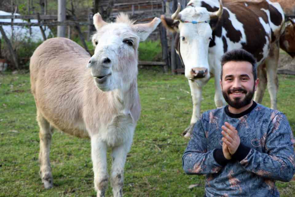 <p>Karabük'ün Safranbolu ilçesinde hayvancılıkla uğraşan Cihan Çelik'in, eşeğiyle kurduğu dostluk herkesi kıskandırıyor.<br />
 </p>
