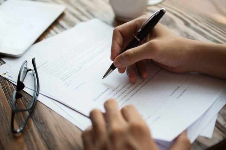 <p>-Sistemde gerçekleşen işlemler tamamen online olarak gerçekleştirilmekte ve her adımında alıcı ve satıcı taraflara SMS ve varsa e-posta yoluyla bildirimler yapılmaktadır.<br />
<br />
-Taraflar ayrıca ‘Sorgulama’ fonksiyonu sayesinde işlemin durumunu https://www.taputakas.com.tr/ ve https://www.turkiye.gov.tr internet sitelerinden, Android ya da İOS tabanlı mobil uygulamalar üzerinden takip edebilmektedir.<br />
<br />
<br />
-İşlemler sadece Türk Lirası üzerinden gerçekleşebilmekte ve diğer döviz cinslerinden yapılacak işlemleri kapsamamaktadır</p>