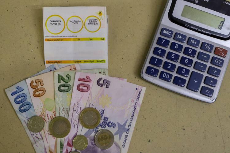<p>PTT AŞ'nin, e-Devlet platformu üzerinden sağladığı hizmetler ile hak sahipleri, adlarına yatırılan kurum ödemelerini sorgulama, hesaba aktarma ya da gelen yardımla fatura ödeme işlemlerini gerçekleştirebiliyorlar.</p>