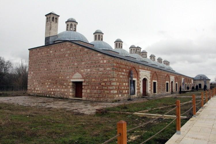<p>Ayakta kalan yapılarla birlikte kaybolan diğer kısımların ayağa kaldırılması için Kültür Bakanlığı, Edirne Valiliği ve Trakya Üniversitesi alanda yaklaşık 13 yıl önce ortak kazı ve restorasyon çalışması başlattı.</p>
