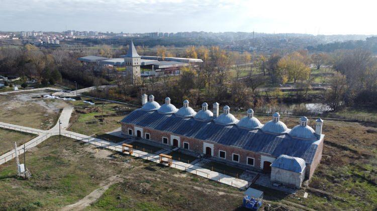 <p>Buradaki çalışmalardaki yaklaşımımız Edirne sarayı ile ilgili yapılacak çalışma ve projelerin bir payitaht şehri olan Edirne'nin tarihi ve kültürel özelliklerinin anlaşılmasına yönelik bir tutumla olacaktır. Bu noktada yine bilim kurulumuzun yanı sıra Milli Saraylar'ın restoratörleri ve uzmanlarından oluşan oldukça kalabalık bir ekiple çalışmalarımızı yürüteceğiz.</p>