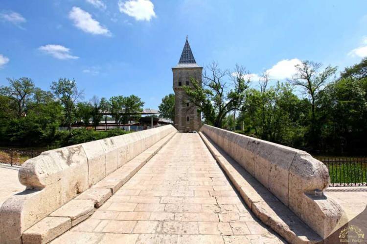 <p><strong>'BULUNTULAR SERGİLENECEK' </strong></p>
<p> </p>
<p> </p>
<p>Alanda elde edilen buluntuların da Mahmudiye Kışlası'nda sergileneceğini belirten Yıldız, "Buluntularla ilgili Kültür ve Turizm Bakanlığı ve ilgili diğer kurumlarla gerekli çalışmaları yaptık. Bunların Milli Saraylar'ın envanterine teslim, sayım ve tespit süreci şu an yürütülüyor." dedi.</p>