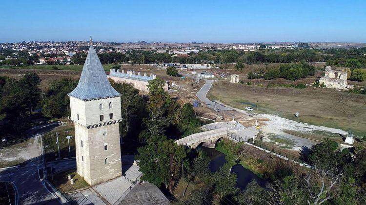 <p><strong>'NEHİR BOYUNDAKİ KANALLAR VE RIHTIMLARIN İHYASI DA GÜNDEMİMİZDE VAR' </strong></p>
<p> </p>
<p> </p>
<p>Sarayın bulunduğu alandan geçen Tunca Nehri'nde de kanallar ve rıhtımların ihyasının da gündemlerinde olduğunu söyleyen Yıldız, "Buradan Tunca'ya, 2'nci Beyazıt ve diğer camilere sultanların nehir üzerinden gidişi tarihi bir vakadır." dedi.</p>