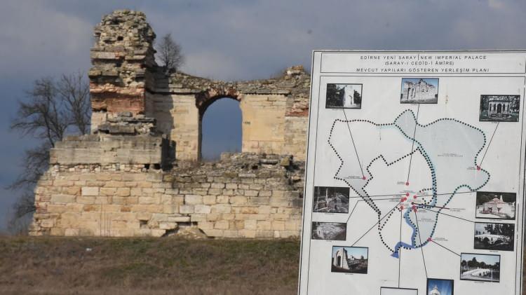 <p>Yıldız, "Bu nedenle özellikle bu nehrin bu kolu üzerinde son derece ciddi bir kanal sistemi vardır. Arkadaşlarımız burada yaptıkları çalışmalarda bunun bir kısmının ayakta olduğunu gördüler. Demek bu nehirden tarihi eser çıkarmaya kadar gidecek bir deneyim olacak. Bilim dünyasına anlatılacak çok değerli hikayelerin çıkacağını düşünüyorum. Nehir boyundaki kanalların ve rıhtımların da ihyası tabii ki gündemimizde var" diye konuştu.</p>