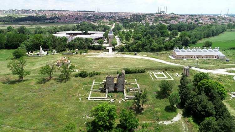 <p>Edirne Belediye Başkanı Recep Gürkan da sarayın has bahçesi içerisinde kalan tarihi Kırkpınar Güreşleri'nin yapıldığı alanla ilgili önümüzdeki dönemde değerlendirmelerin olabileceğini, bunların bilim kurulunun çalışmaları sonucunda netlik kazanacağını aktardı. </p>