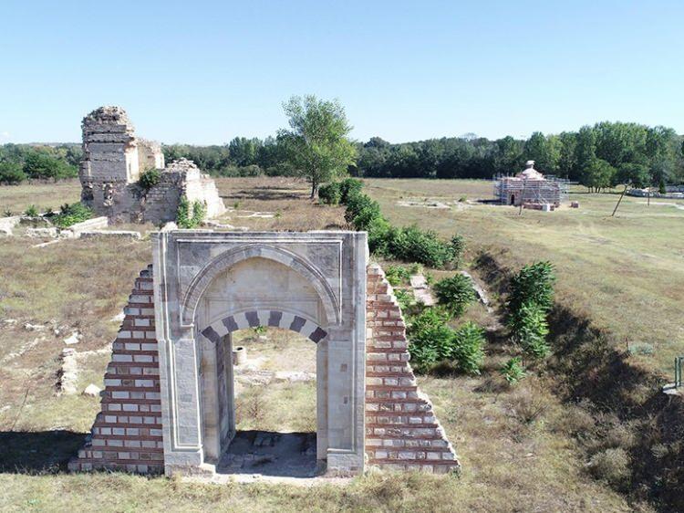 <p>Edirne Sarayı Cedide-i Amire'yi anlamak istiyorsak o döneme de beraber bakacağız. Baktığımız zaman gördüğümüz şudur; büyük medeniyetlerin kültürel hinterlandı da var, sadece askeri değil. O kültürel hinterlant siyasal etki bittikten sonra da devam ediyor. Dolayısıyla Edirne Sarayı hem bize hem de dışarıya hitap eden bir kültürel miras niteliğindedir" dedi. </p>
