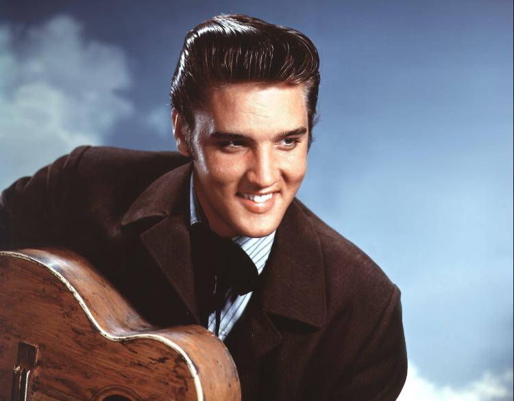 <p>Elvis Presley 1977 yılının Ağustos ayında 42 yaşındayken hayatını kaybetti. Rock'n Roll efsanesi Elvis Presley'nin şarkılarından, özel hayatına kadar her ayrıntı hayranları tarafından merak ediliyor.  </p>
