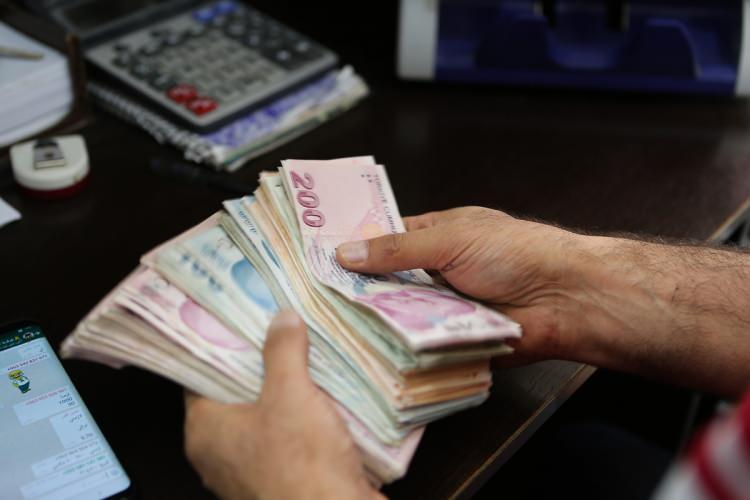 <p>Eğer emekli maaşlarına yapılan yüzde 30'luk zam bayram ikramiyelerine de uygulanırsa söz konusu tutar bin 430 TL'ye yükselecek. </p>