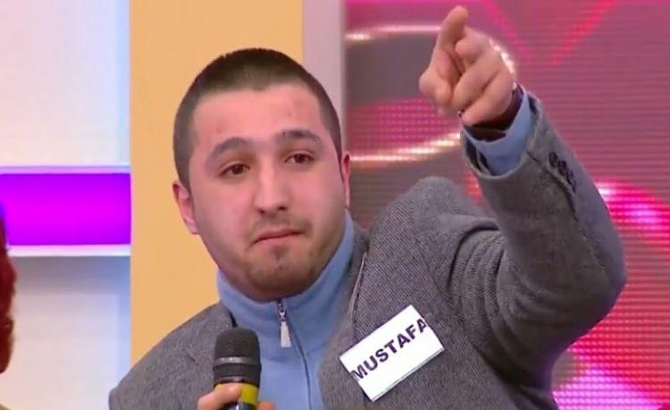 <p><span style="color:#800000"><strong>Bir döneme damgasını vuran 'Evleneceksen Gel' programının fenomen yarışmacısı Apaçi Mustafa, son haliyle yeniden gündeme geldi. Evlenebilmek için şekilden şekle giren Mustafa bakın şimdi ne halde...</strong></span></p>