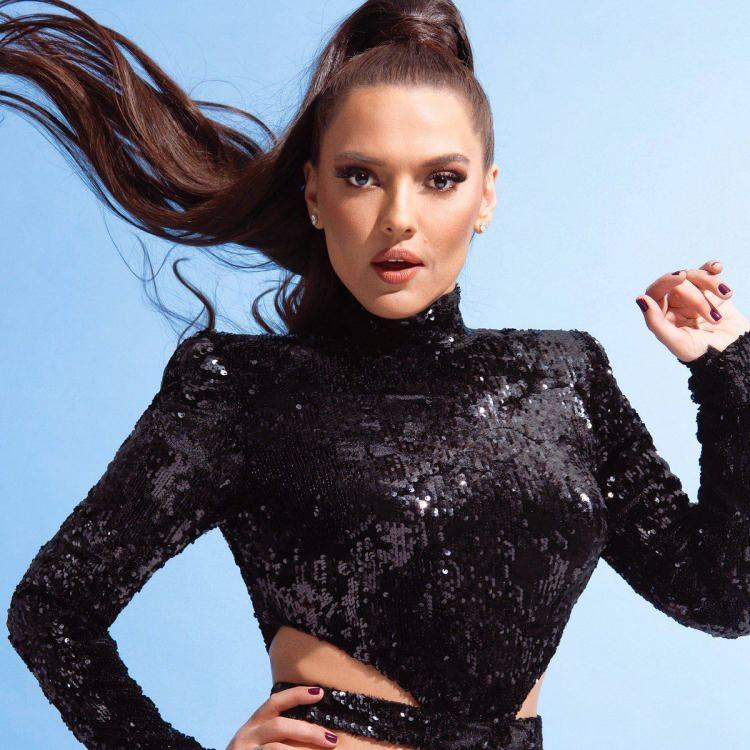 <p><span style="color:#8B4513"><strong>Demet Akalın (50)</strong></span></p>
<p> </p>