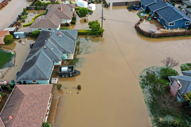 <p>FIRTINA YIKTI GEÇTİ</p>

<p>Santa Barbara kentinde fırtına nedeniyle su altında kalan ve zarar gören bölgeler havadan görüntülendi.</p>
