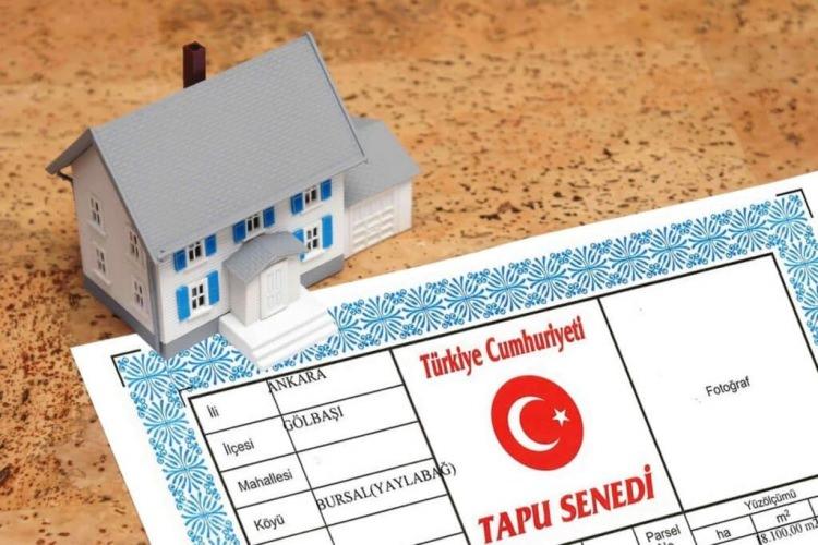 <p>Tapu Takas, Tapu ve Kadastro Genel Müdürlüğü ile imzalanan protokol çerçevesinde Takasbank tarafından geliştirilerek 17 Nisan 2015 tarihinde devreye alınırken sistem üzerinde oluşan 1 yıllık hacim bugün “milyar” TL mertebelerine yaklaştı. 2022 yılında 106 adet işlemde toplamda 949 milyon TL’lik alım-satım işlemi sistem üzerinden gerçekleştirildi. Sistemde gerçekleşen en yüksek tutarlı işlem ise 2022 yılında gerçekleşen 493.989.150TL tutarlı işlem oldu. Gayrimenkul alışverişinin de yoğun olduğu, İstanbul, Ankara, İzmir, Bursa ve Kocaeli’nde aktif olarak kullanılan sistem üzerinden Türkiye genelinde 36 ilde işleme aracılık edildi.</p>