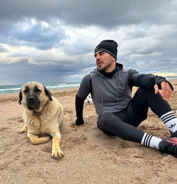 <p><span style="color:#800080"><strong>Vine'da büyük takipçi kitlesine ulaşmayı başlayan Göker daha sonra, </strong></span><span style="color:#B22222"><strong>Instagram</strong></span><span style="color:#800080"><strong> ve </strong></span><span style="color:#B22222"><strong>Youtube</strong></span><span style="color:#800080"><strong> üzerinden içerikler üretmeye başlamıştır.</strong></span></p>
