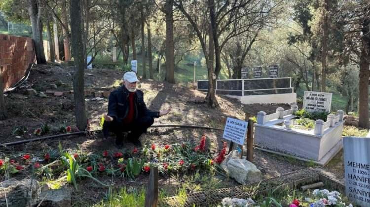 <p>Elleriyle inşaa ettiği mezarının üzerine çiçekler eken Aytekin, her gün sulamaya gittiği mezarının üzerine uzanıp ölümü hatırlıyor. </p>
