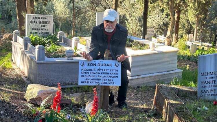 <p>Kendi mezarının başına tabela da koyan Ali Aytekin, 'Son durak. Mezarlığı ziyaret ettim. Kimin zengin kimin fakir olduğunu anlayamadım. Anladığım tek şey hepsi Fatiha bekliyor” yazdırdı.</p>