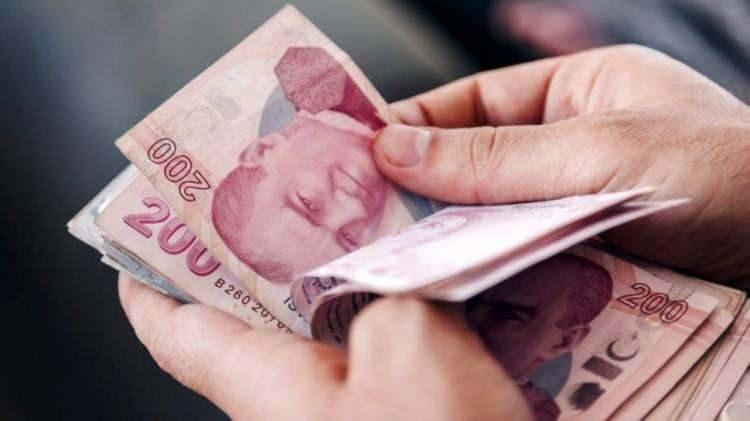<p>Çifte maaş: Çalışmaya devam eden EYT'liler çifte maaş imkanı elde edecek.</p>
<p> </p>