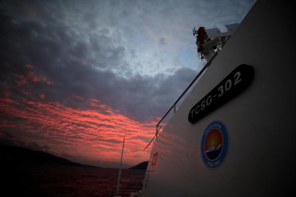 <p>Ekipler, kapasitelerini zorladıkları bot ve teknelerdeki tehlikeye aldırmadan geceleri denize açılan, ölümle yaşam arasındaki ince çizgide yolculuğa çıkan göçmenleri hem engelleme hem de kurtarma çalışmaları yürütüyor. Sahil Güvenlik Komutanlığı personeli, botlara aldıkları çeşitli ülkelerden gelen göçmenleri güvenli şekilde limana ulaştırıyor.</p>
<p> </p>